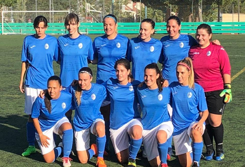 Alba Palacios, segunda por la izquierda de pie, en la previa al partido de su debut.