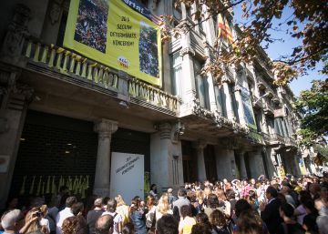 Decenas de personas se concentran frente al Departamento de Economía en el aniversario del 20-S