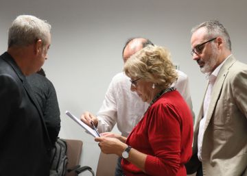 Carmena se reincorpora al trabajo tras su accidente leve del lunes