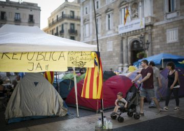 La acampada independentista abandona la plaza Sant Jaume durante las fiestas de la Mercè