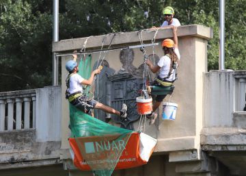 Retiren els símbols franquistes del pont de l’Aigua de Girona