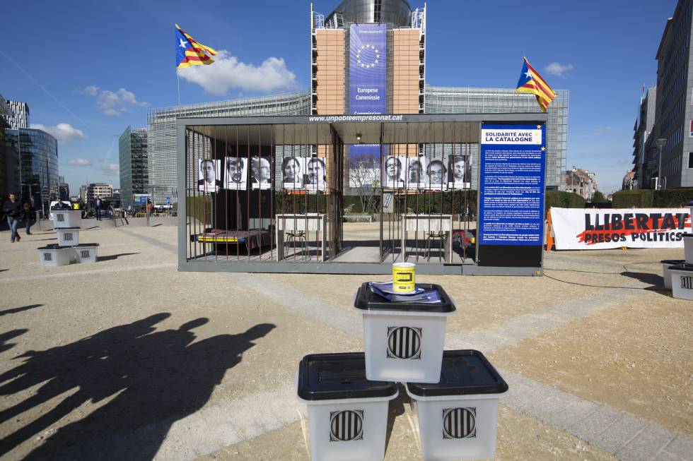 Cel·la col·locada davant de la Comissió Europea, a Brussel·les, aquest dimarts.