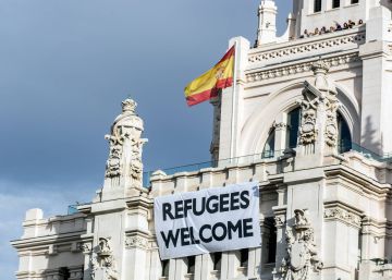 La pancarta de Welcome Refugees no volverá a la fachada de Cibeles