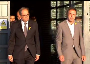 El director de prisiones de la Generalitat comparece en el Parlament con un lazo amarillo