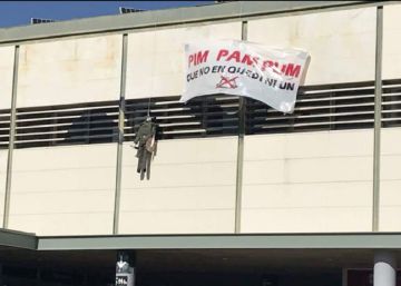 La UAB ordena retirar un muñeco vestido de guardia civil ahorcado en un edificio