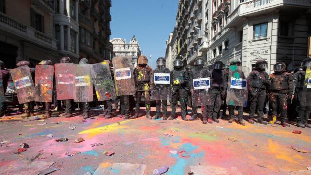 Los mossos, rociados con pintura.