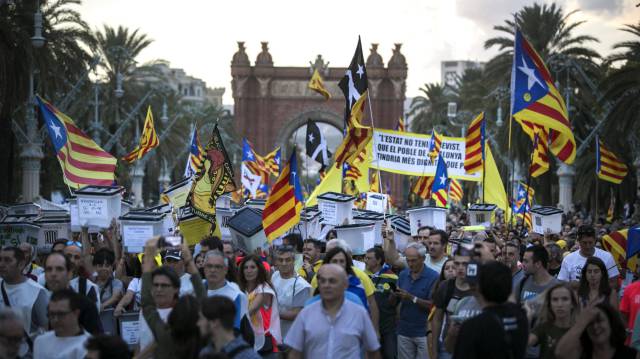 Cientos de personas se manifiestan en Barcelona por el aniversario del 1-0.