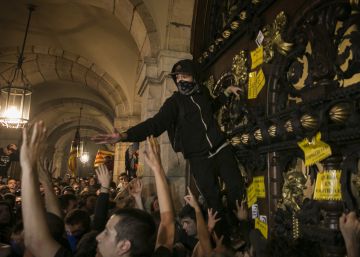 Els Mossos carreguen per evitar que radicals independentistes ocupin el Parlament