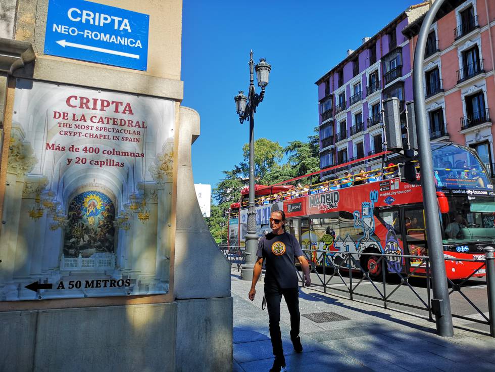 Un cartel en la Calle Mayor anuncia la ubicación de la entrada a la cripta de la catedral de la Almudena.