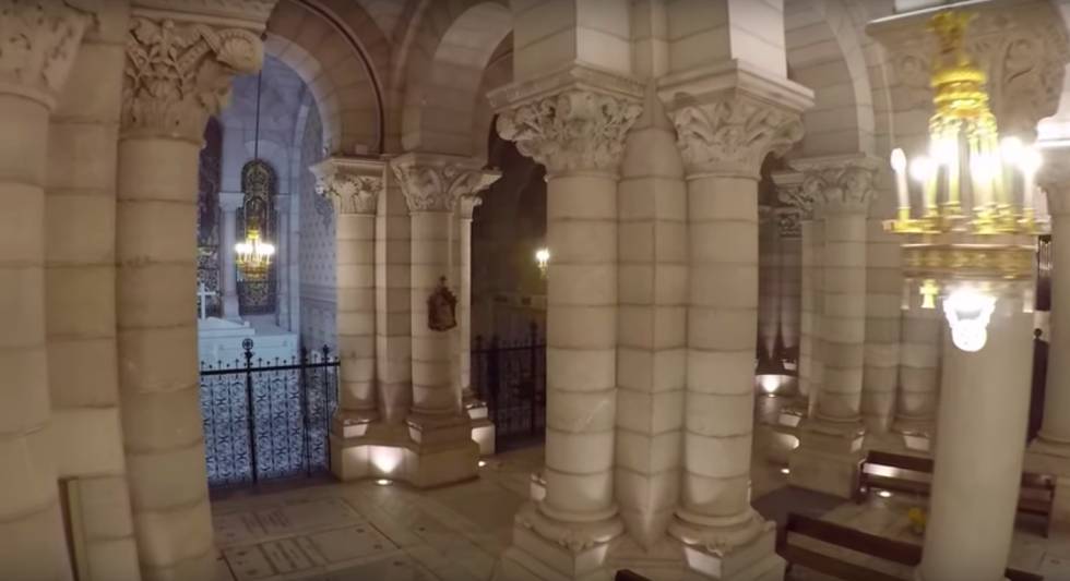 Vista de las columnas y una de las 20 capillas de la cripta de la Almudena.
