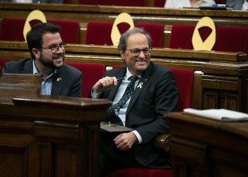 El vicepresidente de la Generalitat, Pere Aragones junto a Quim Torra en el Parlament.