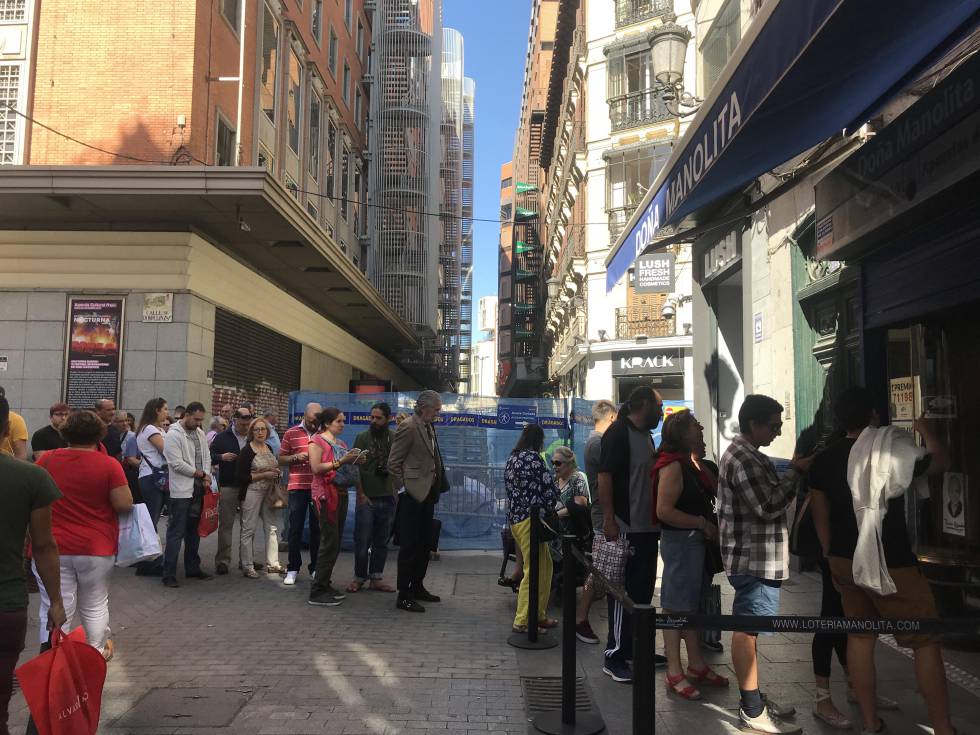 Cola en la lotería de Doña Manolita