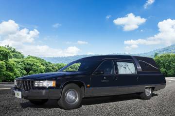 La Cadillac funebre de la funeraria municipal.