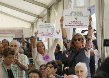 Víctimas del terrorismo irrumpen en un acto por los huidos de ETA