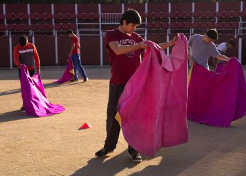 Madrid Destino vuelve a fichar a los maestros de tauromaquia en la escuela del Batán