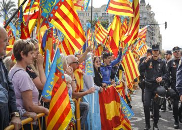 Insultos y protestas en la “cívica” procesión del 9 d’ Octubre en Valencia