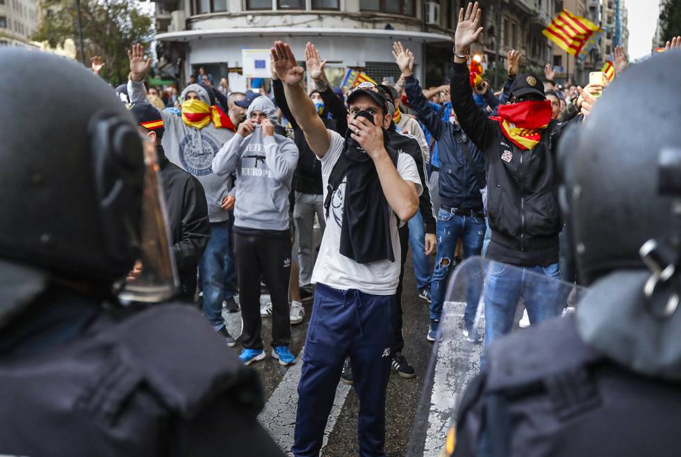La policía ha mantenido alejados a los ultras de la manifestación del 9 d'Octubre de Valencia. En la imagen, uno de los grupos en la plaza de San Agustín.
