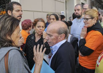 Los vecinos de Sagrada Familia paran un desahucio en la calle Valencia