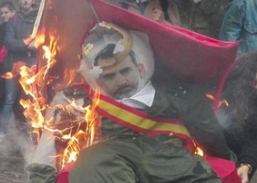 Galiza Nova prende “lume á monarquía” en el día de la “masacre”