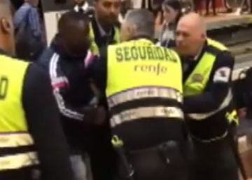 Vigilantes de Cercanías de Madrid agreden a un viajero negro por negarse a mostrar el billete