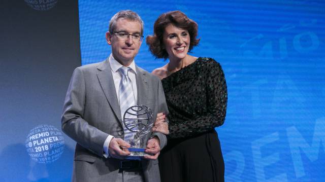 El ganador del premio Planeta, Santiago Posteguillo, y Ayanta Barilli, finalista.