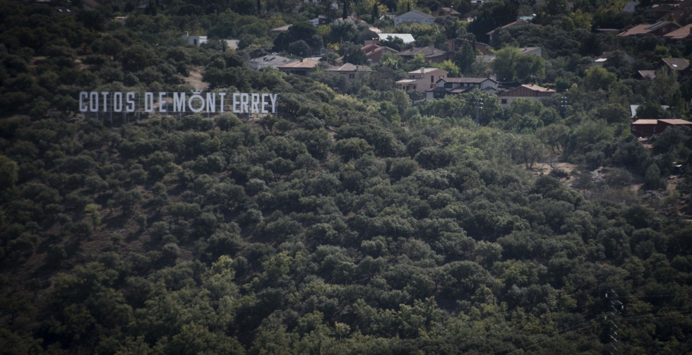 El cartel hollywoodiense de Cotos de Monterrey, una urbanización de Venturada, se ve desde kilómetros de distancia. Ha destacado sobre los vecindarios cercanos durante sus cinco décadas de existencia: una urbanización