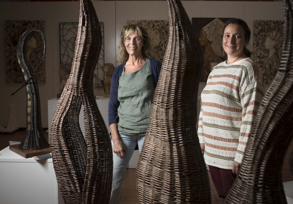 Soledad Díaz de 61 años (izda.) y Teresa Ruiz, de 42, trabajadoras del centro empresarial Torrearte, en Torremocha del Jarama.