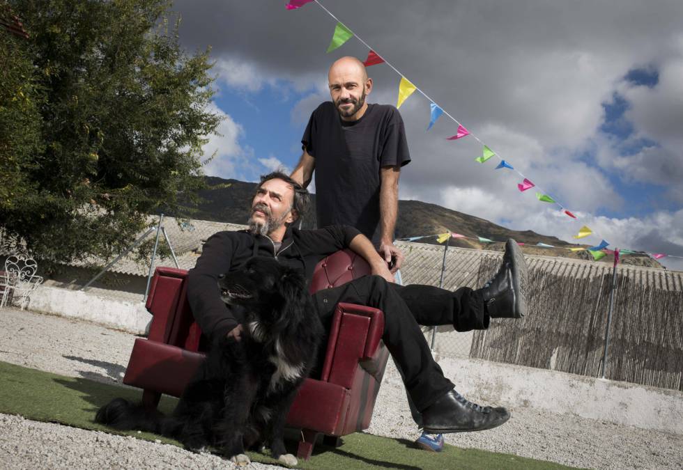 Mariano Rabadán, de 46 años (sentado) e Ignacio Yuste, de 44, son dos madrileños de barrio que se mudaron a Bustarviejo, donde coordinan la Nave Indeleble, una cooperativa de artistas. Dicen que aunque es un pueblo pequeño muchos creadores llegan atraídos por el movimiento cultural.