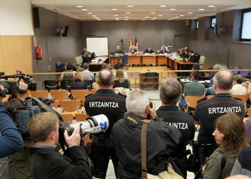 Un ‘ertzaina’ acusado: “No éramos conscientes del poder letal de las pelotas de goma”