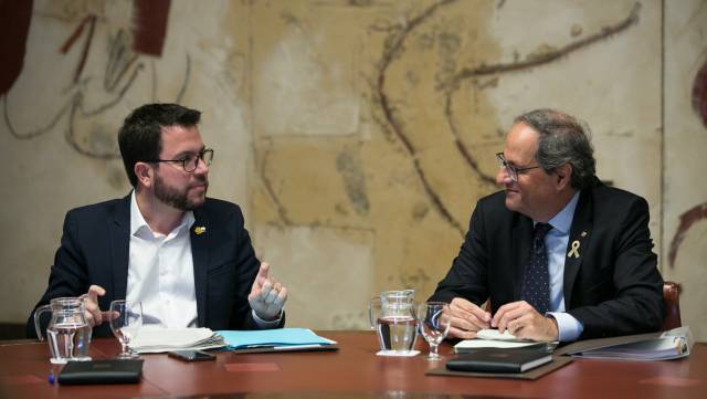 Torra (d) con Pere Aragonès, este martes.