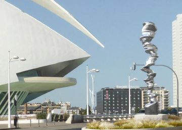 La vicepresidenta de Mercadona regala una escultura de Tony Cragg a Valencia