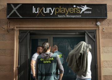 Siete detenidos en una operación contra una trama de reventa de entradas del Barcelona - Real Madrid