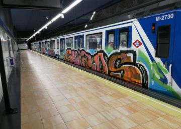 Un grupo de grafiteros para por cuarta noche consecutiva un tren de Metro de Madrid para pintarlo