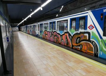 La Policía Nacional detiene a uno de los grafiteros que atacaron los vagones del metro