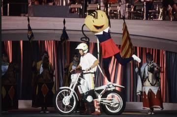Petra, encarnada per Lorenza Böttner, en la cerimònia d'inauguració dels Paralímpics 92.