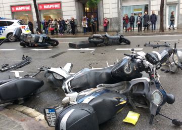 Un cotxe perd el control i deixa quatre ferits a Barcelona, un d’ells una nena