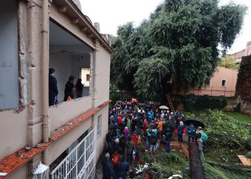 Un centenar de vecinos de Gràcia paralizan el derribo de dos casas