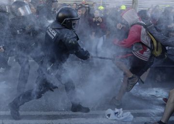 Los Mossos cargan contra los CDR que se manifestaban por la marcha de policías y guardias civiles