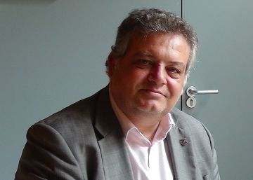 La volta al món amb diners públics