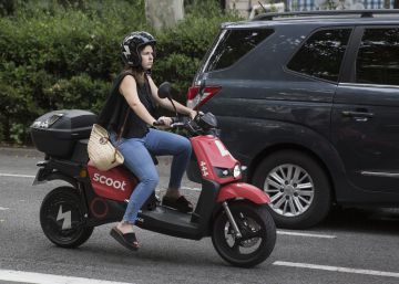 Les empreses de motos i bicis rebutgen que Colau limiti les llicències