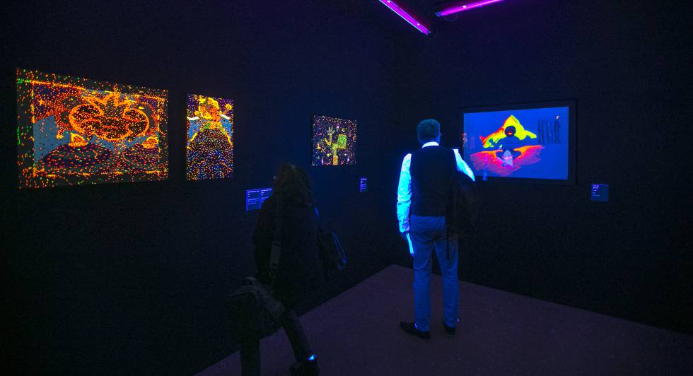 Cambra amb llum ultraviolada i les obres fluorescents d'Albert Porta (ZushEvru).