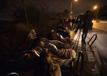 Más de 24 horas en la calle para solicitar asilo: “Somos personas, no animales”