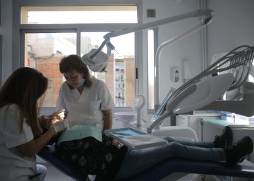 Colau anuncia un dentista municipal amb preus un 40% més econòmics