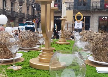 Sillas vacías en torno a una mesa representan las figuras del belén en Barcelona