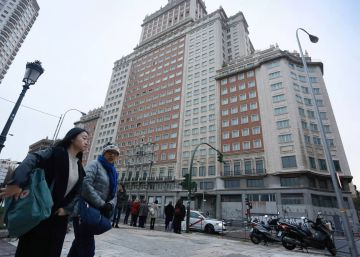 Una juez ordena la suspensión inmediata de las obras del Edificio España por riesgos estructurales