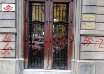 Òmnium denuncia esvàstiques pintades a la seva seu a Barcelona