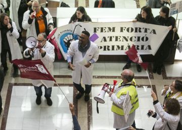 Els metges catalans denuncien que la sobrecàrrega laboral persisteix un any després de la vaga
