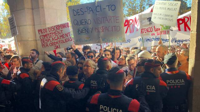 Estudiantes y médicos salen a la calle para exigir a Torra el fin de los recortes en Cataluña
