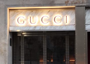 Uns lladres encasten un cotxe a l’aparador de Gucci del passeig de Gràcia