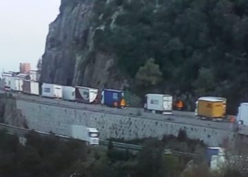 Els ‘armilles grogues’ col·lapsen l’AP-7 a la Jonquera